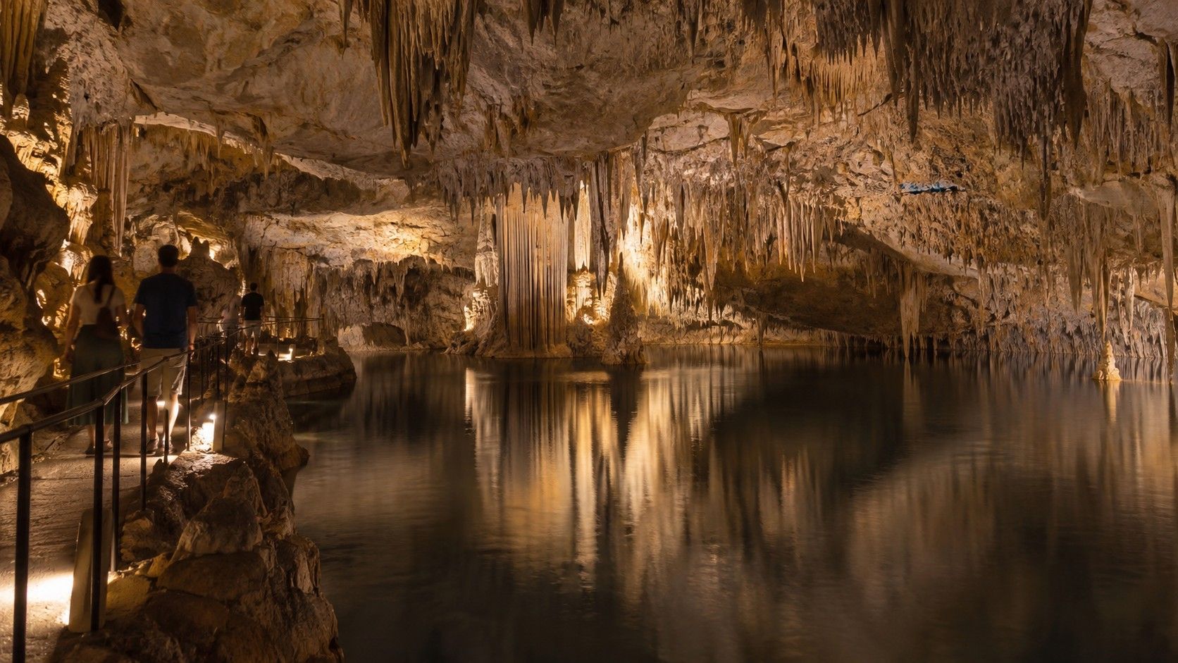 Lago y formaciones en una cueva de Mallorca